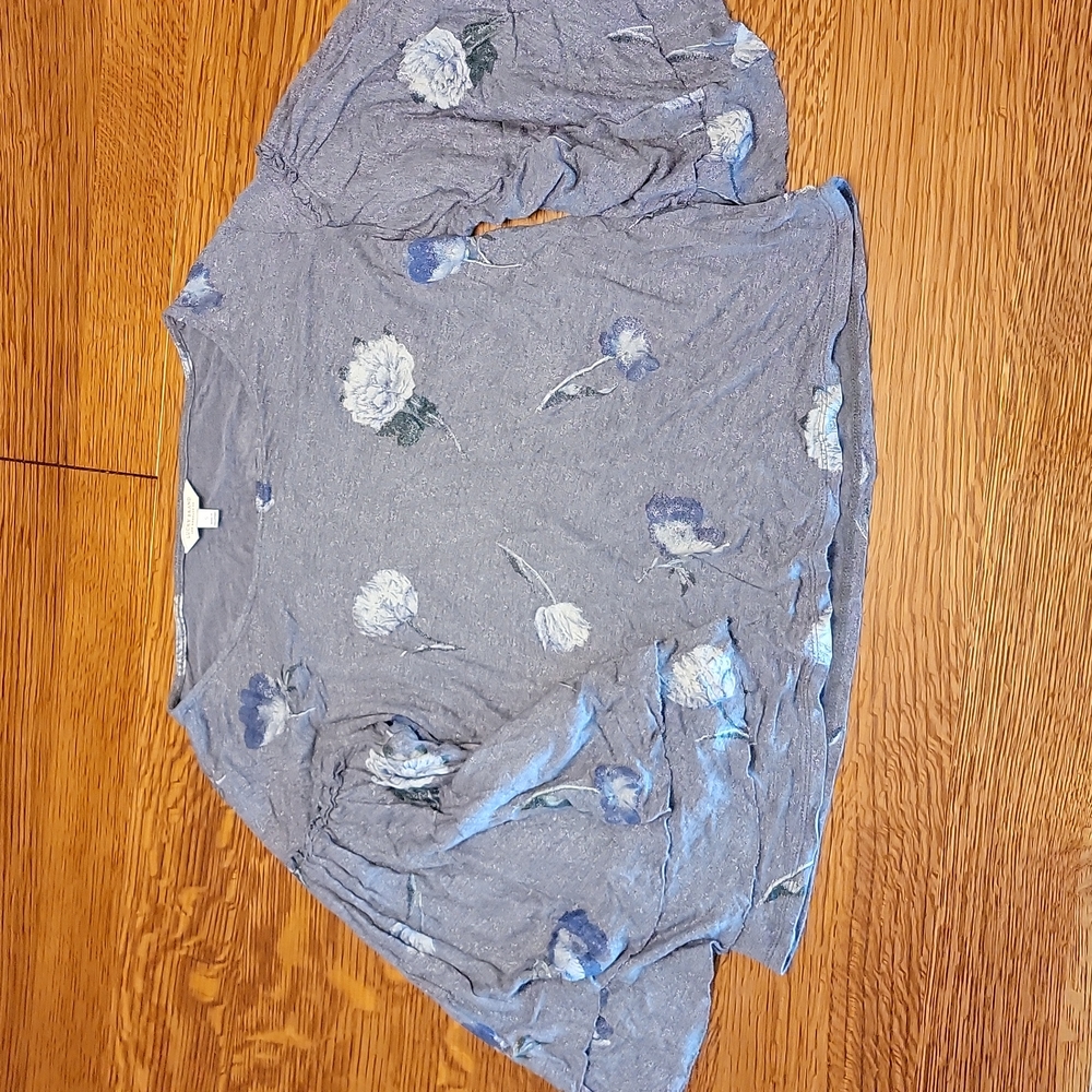 Lucky Brand Small, sparkly gray blouse with blue & white flowers kimono sleeves